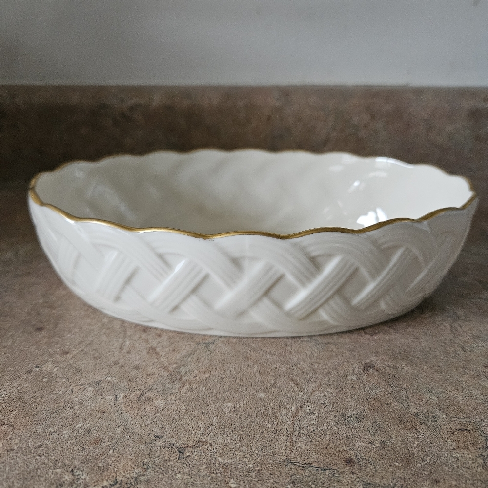 Lenox 24 Karat Gold Basket Weave w/Scallop Trim Oval Serving Bowl